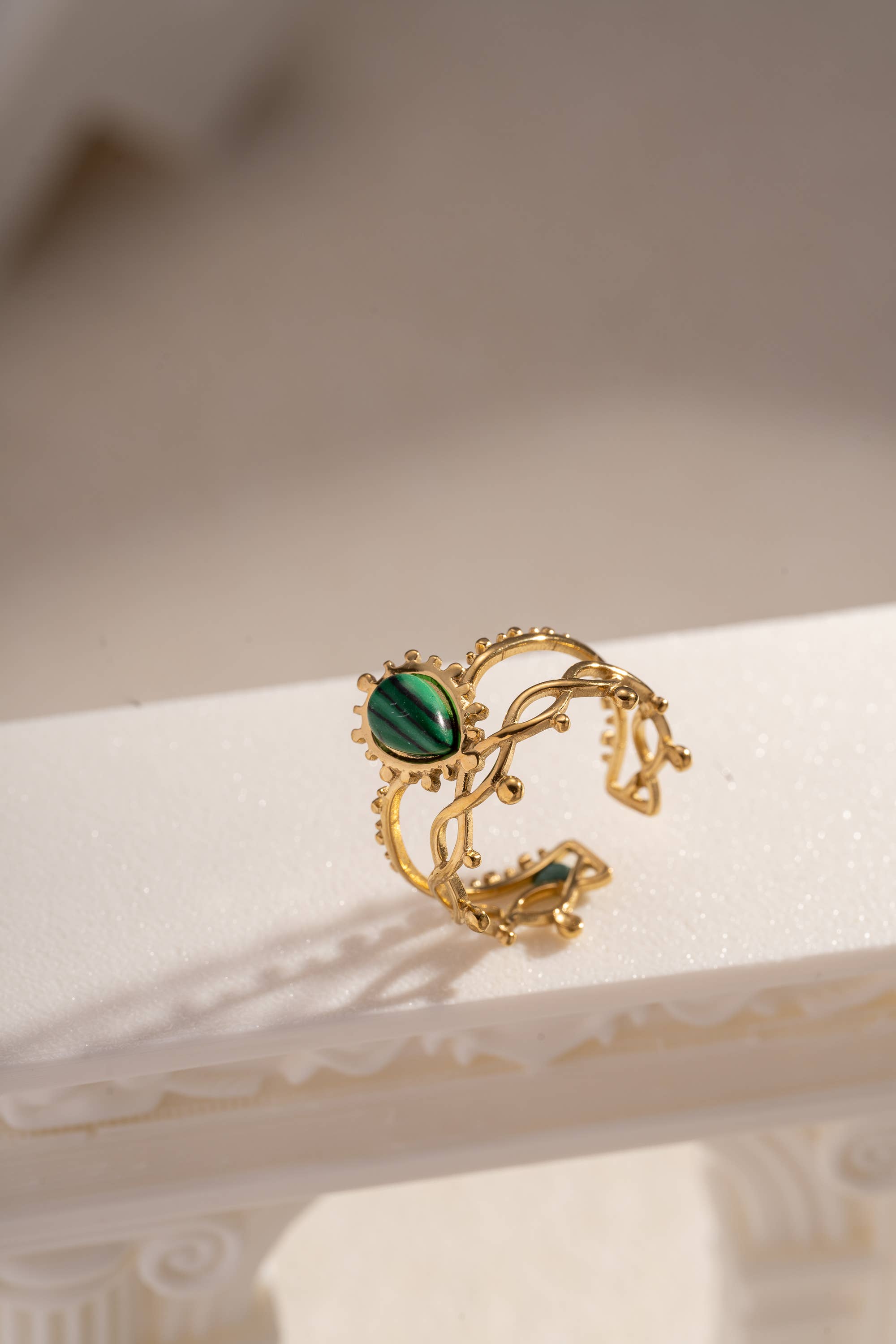 Bague dorée ajourée en acier inoxydable avec pierre colorée
