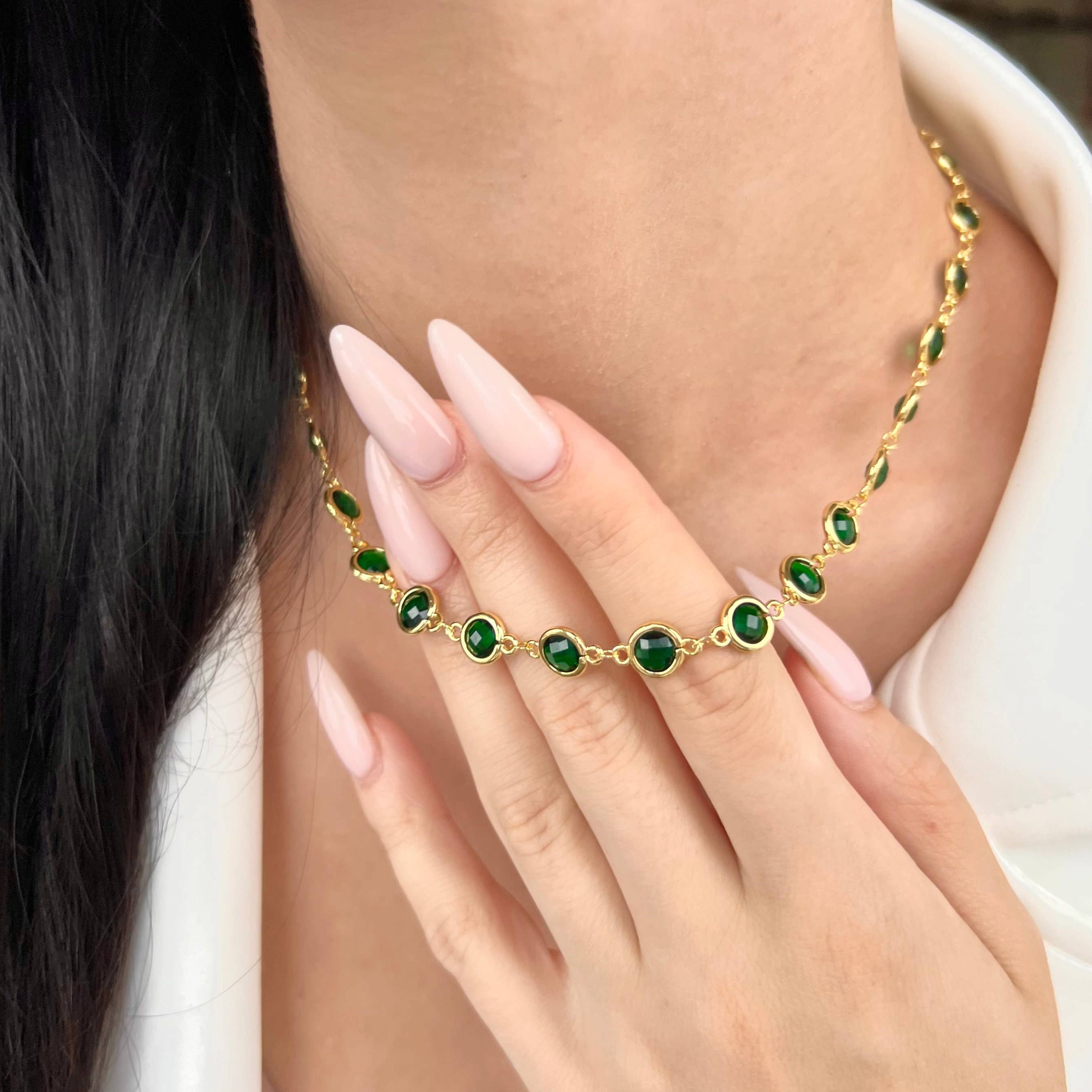 Collier ras du cou perlé avec pendentif cristal émeraude en or rempli