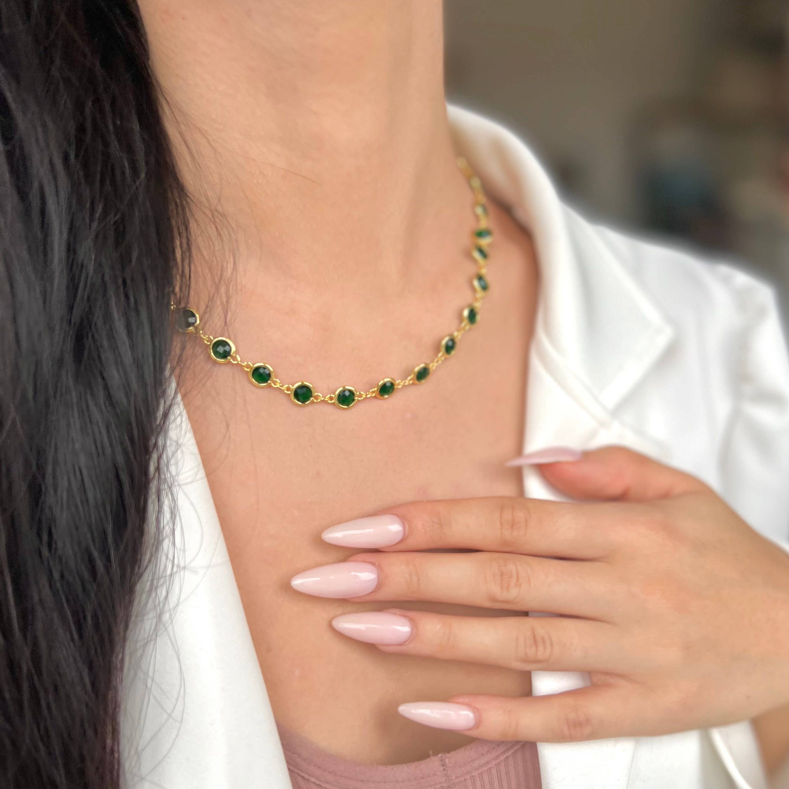 Collier ras du cou perlé avec pendentif cristal émeraude en or rempli