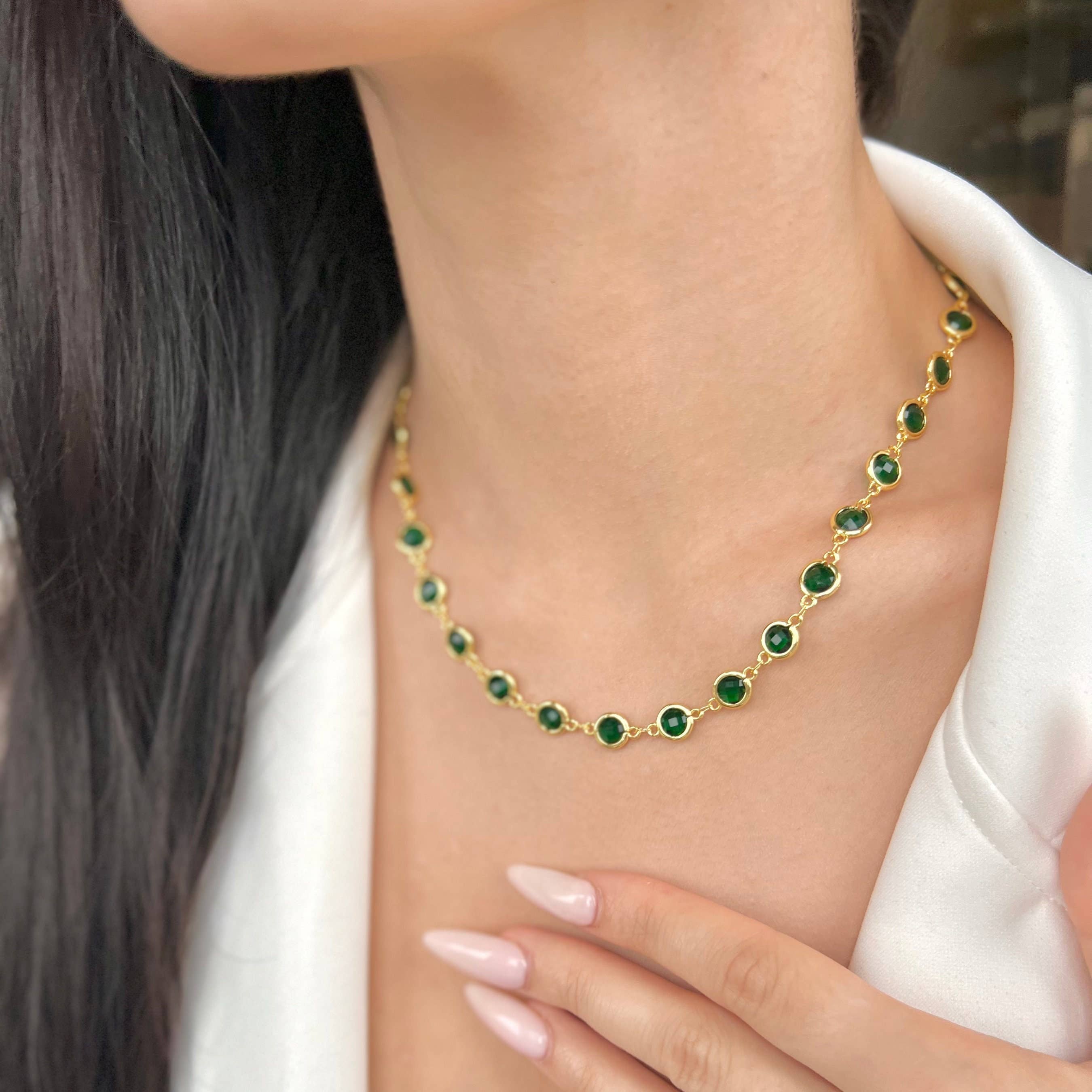 Collier ras du cou perlé avec pendentif cristal émeraude en or rempli