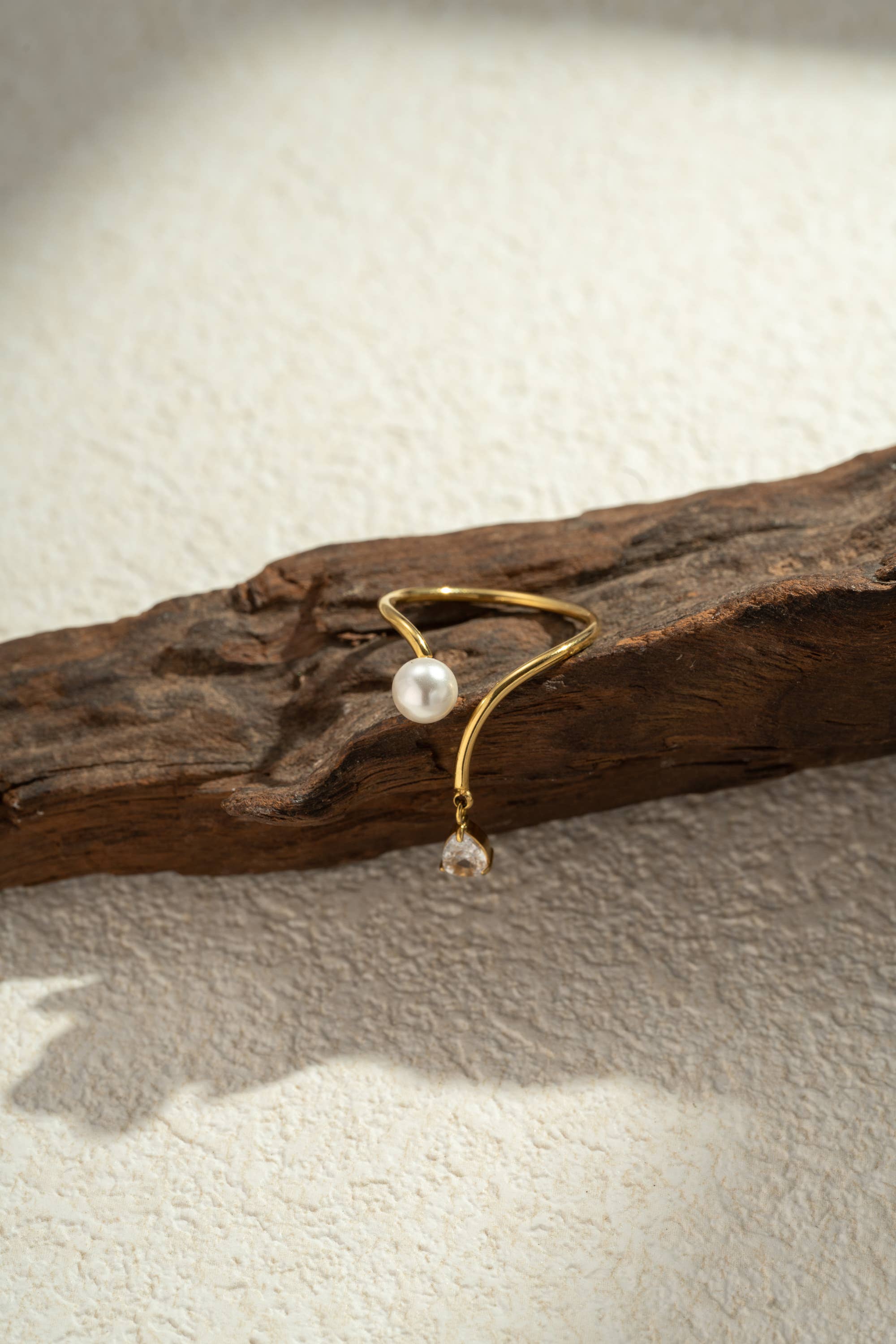 Bague raffinée perle cristal pendante acier inoxydable doré