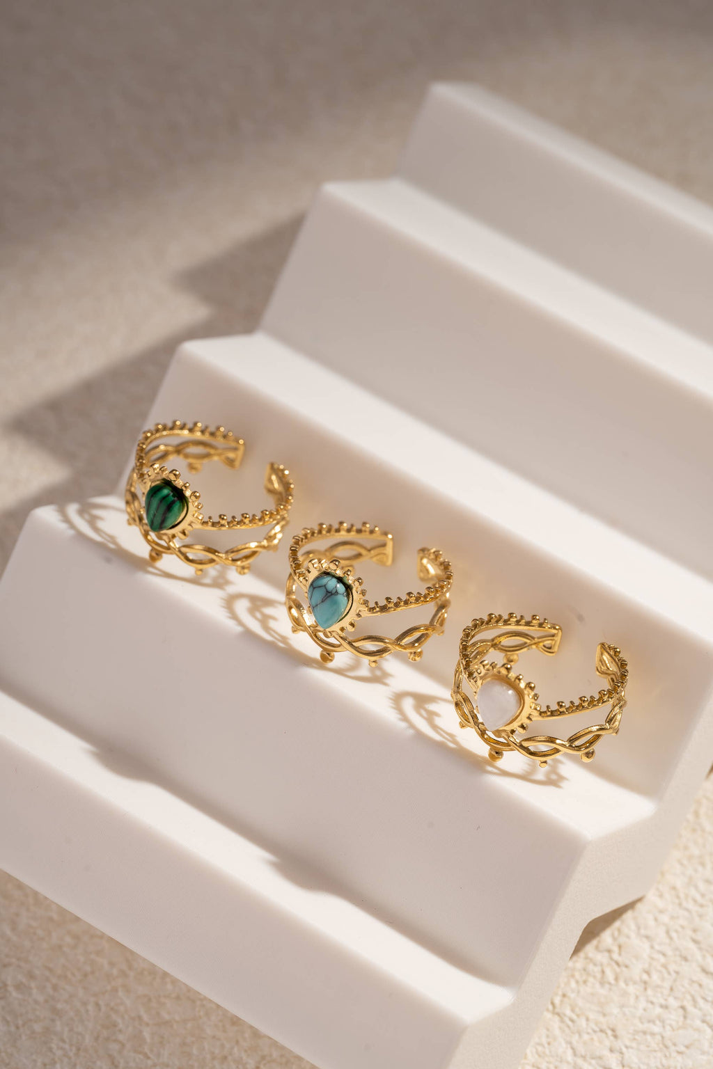 Bague dorée ajourée en acier inoxydable avec pierre colorée