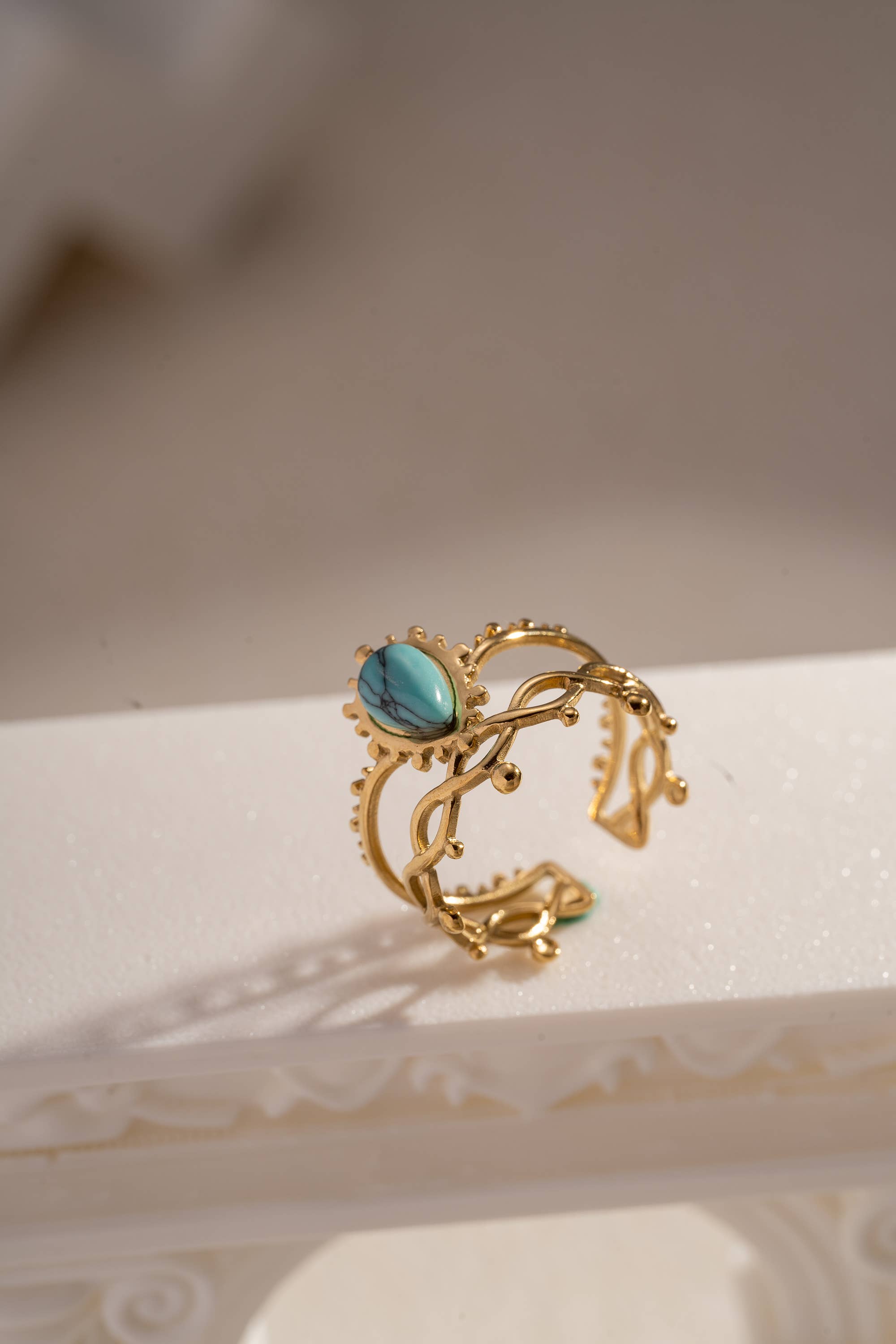 Bague dorée ajourée en acier inoxydable avec pierre colorée