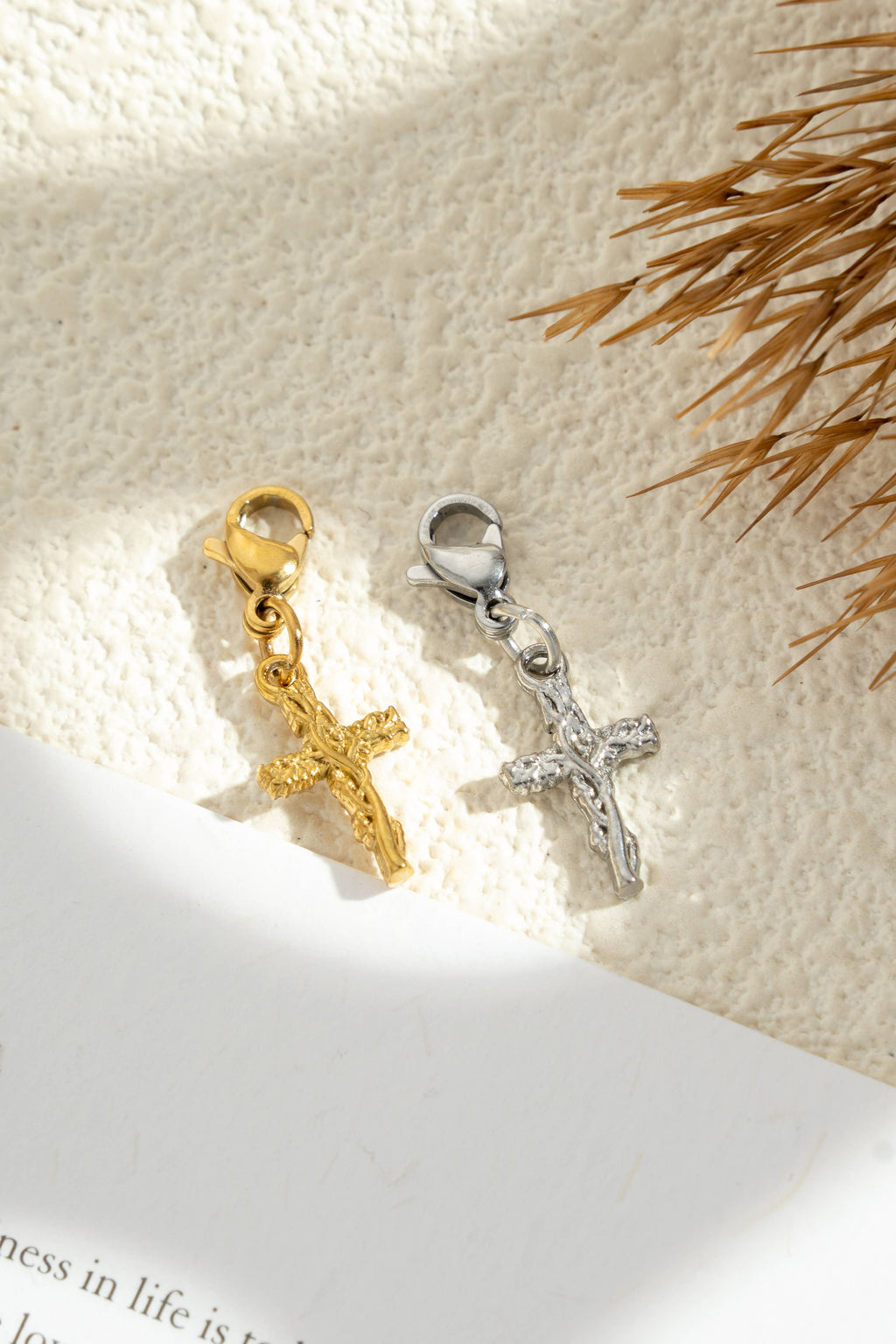 Charm croix torsadée acier inoxydable argenté doré élégant