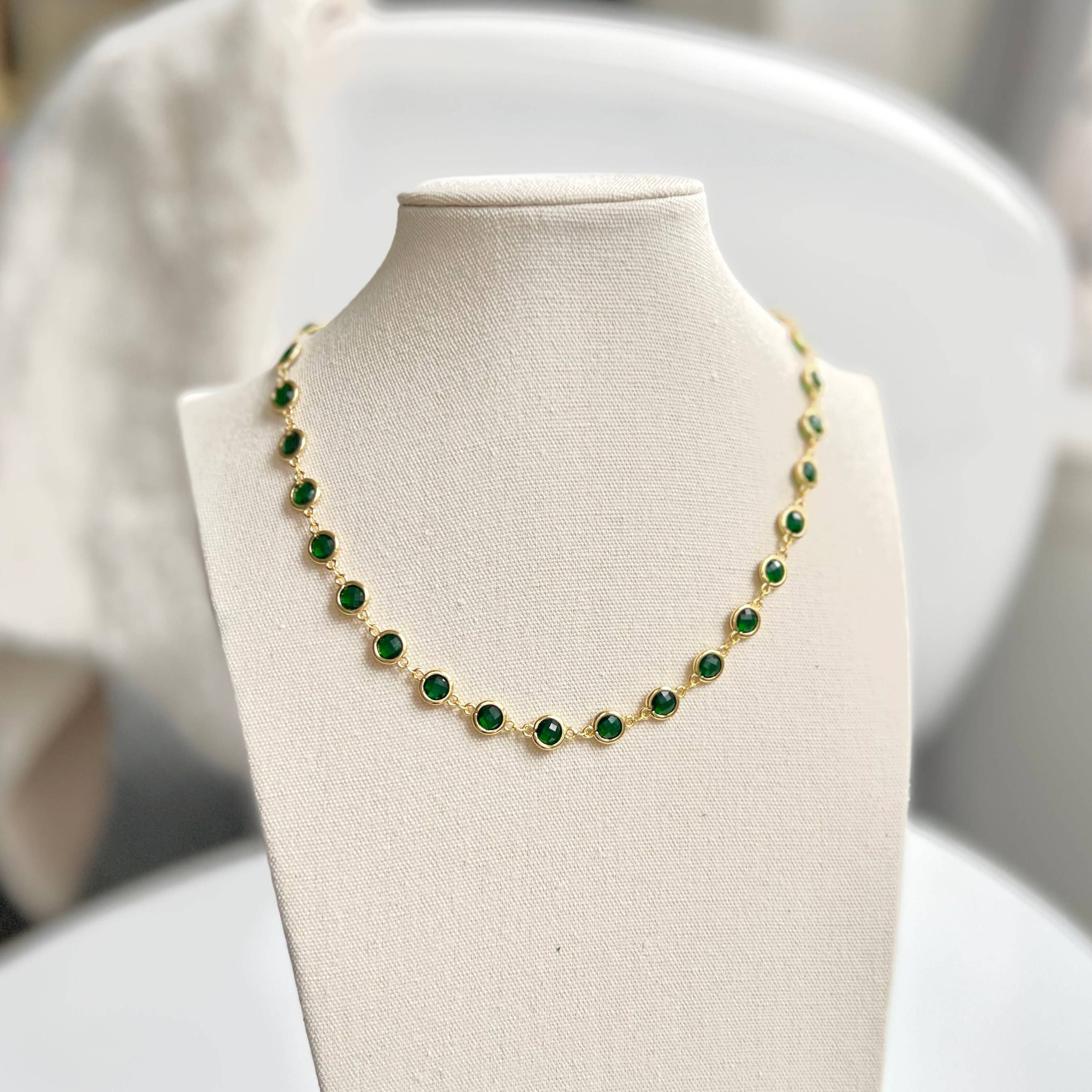 Collier ras du cou perlé avec pendentif cristal émeraude en or rempli
