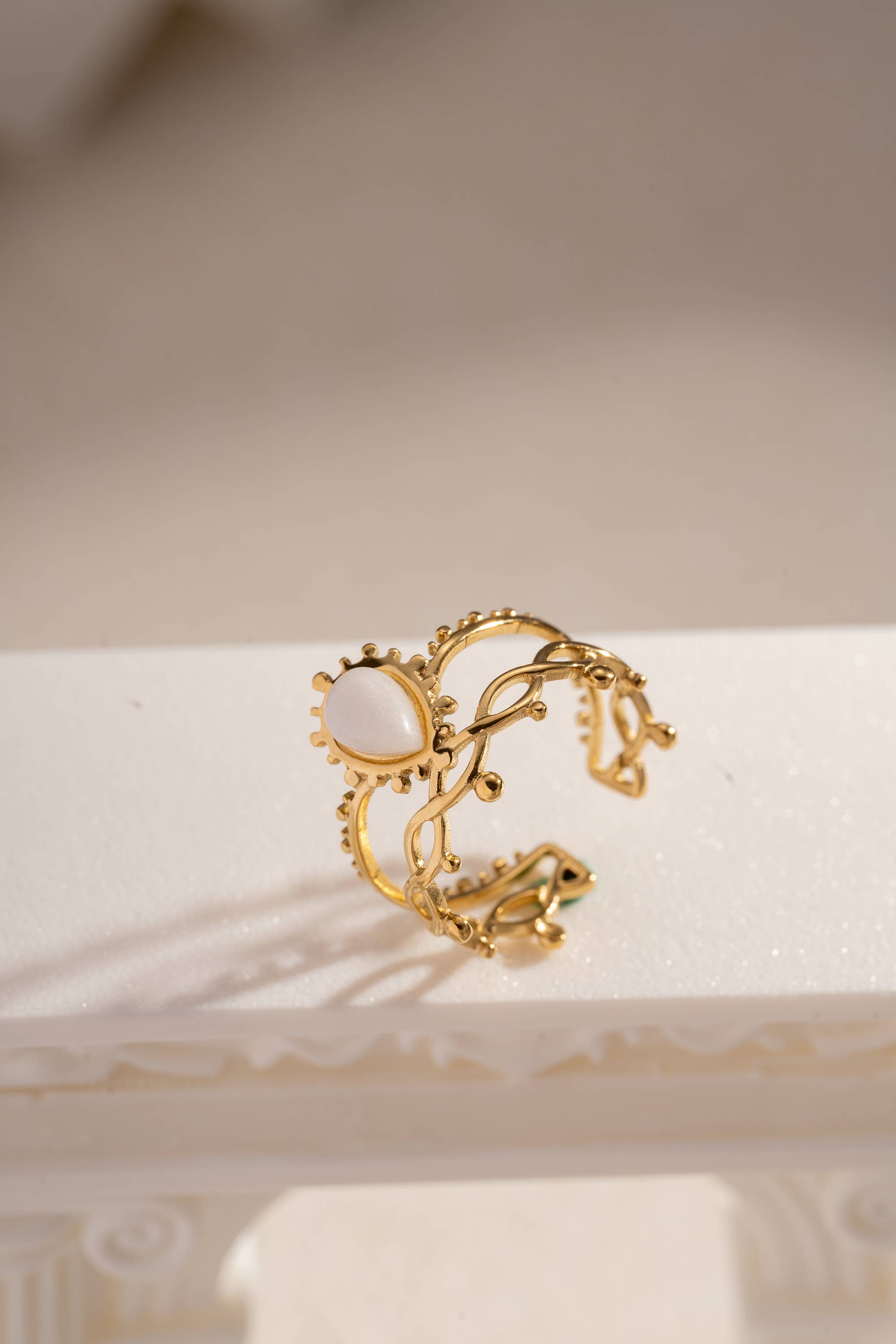 Bague dorée ajourée en acier inoxydable avec pierre colorée