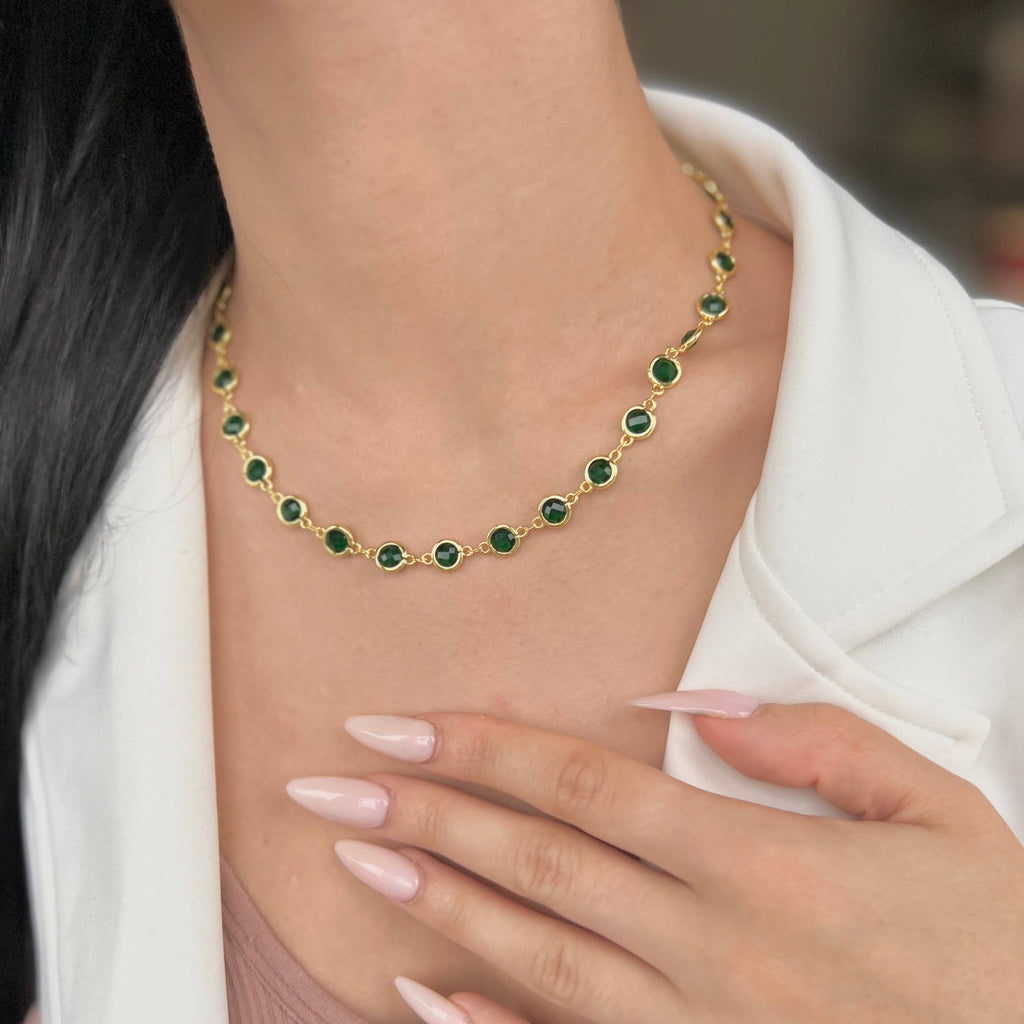 Collier ras du cou perlé avec pendentif cristal émeraude en or rempli
